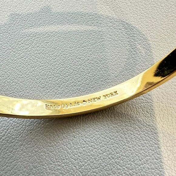 Kate Spade New York Gold Bow bracelet bangle 7 3/4" - Picture 3 of 4